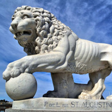 Löwen außerhalb der Häuser mit Pfote auf Ball Statue Paris